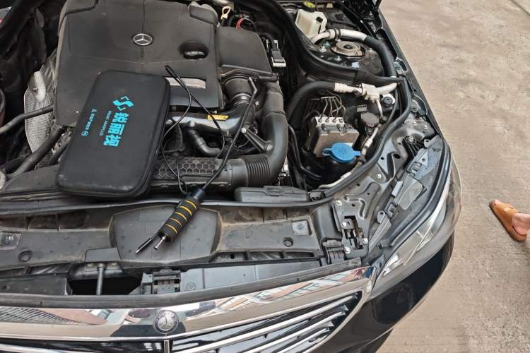 Used Mercedes-Benz E-Class 2015 E 260 L Engine Bay Left