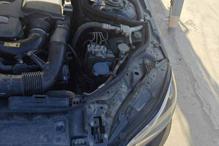 Used Mercedes-Benz E-Class 2015 Facelift E 200 L Engine Bay Left