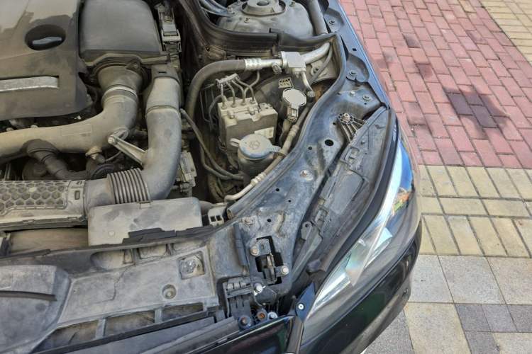 Used Mercedes-Benz E-Class 2015 E 260 L Sport Edition Engine Bay Left