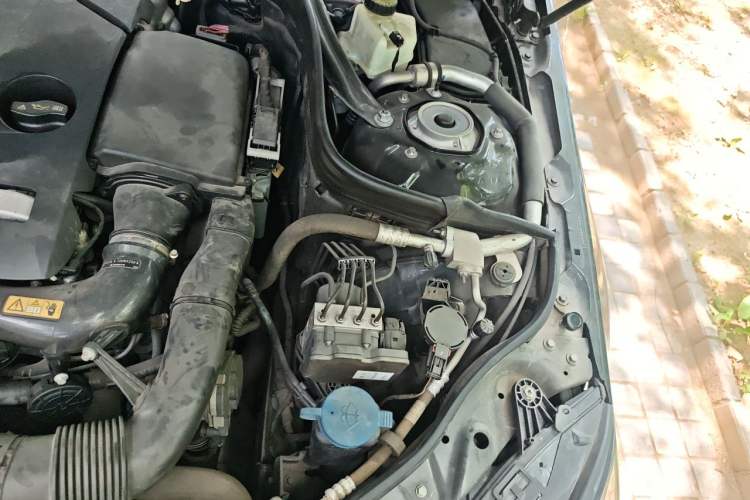 Used Mercedes-Benz E-Class 2015 E 260 L Sport & Fashion Model Engine Bay Left