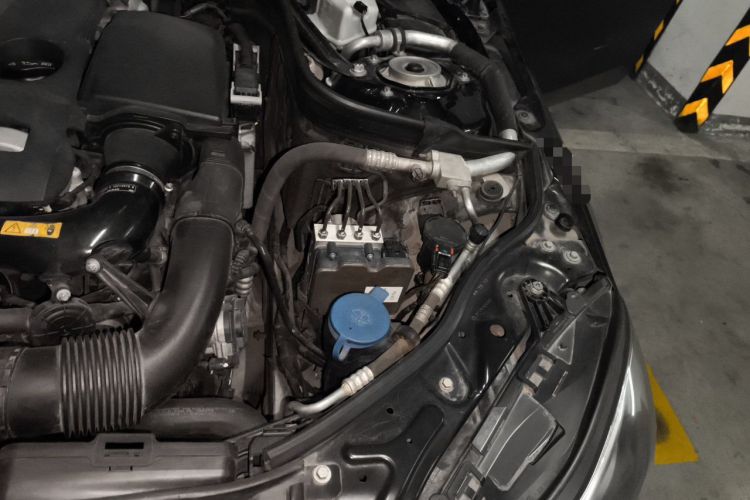 Used Mercedes-Benz E-Class 2015 E 200 L Sport Edition Engine Bay Left