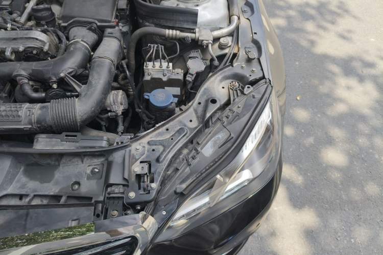 Used Mercedes-Benz E-Class 2015 E 200 L Engine Bay Left