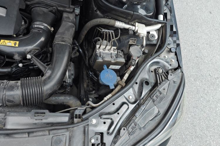 Used Mercedes-Benz E-Class 2015 Revised E 260 L Engine Bay Left