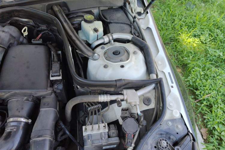 Used Mercedes-Benz E-Class 2015 E 260 L Sport Edition Engine Bay Left