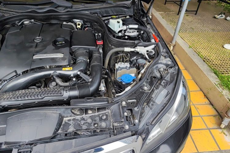 Used Mercedes-Benz E-Class 2015 E 200 L Engine Bay Left