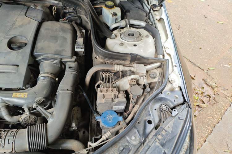 Used Mercedes-Benz E-Class 2015 Facelift E 200 L Engine Bay Left