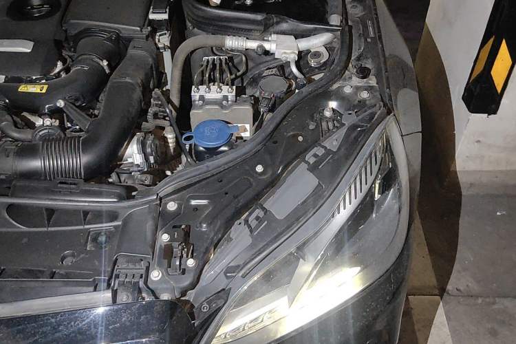 Used Mercedes-Benz E-Class 2015 E 260 L Sport & Fashion Model Engine Bay Left