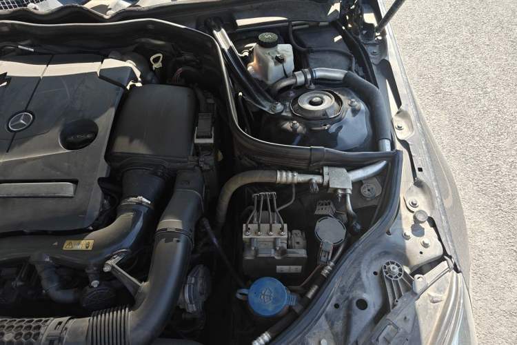 Used Mercedes-Benz E-Class 2015 Facelift E 200 L Engine Bay Left