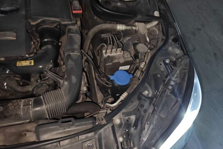 Used Mercedes-Benz E-Class 2015 E 200 L Engine Bay Left