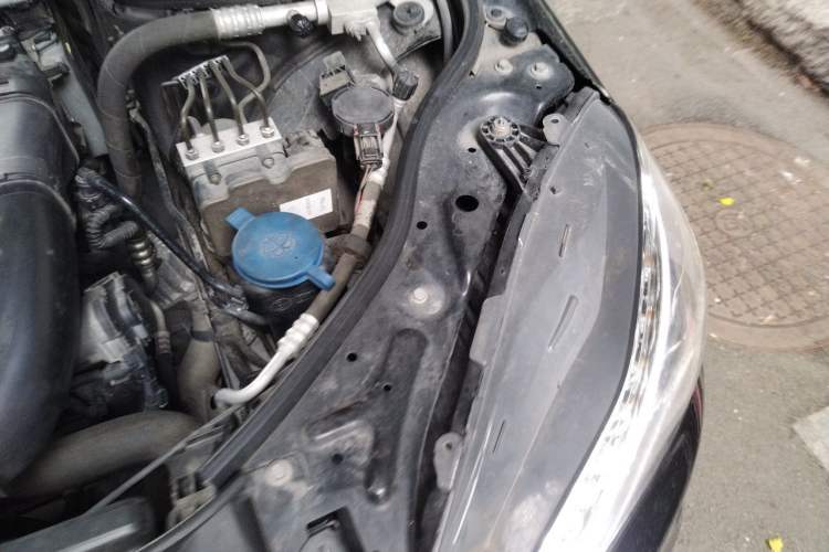 Used Mercedes-Benz E-Class 2015 E 200 L Sport Edition Engine Bay Left