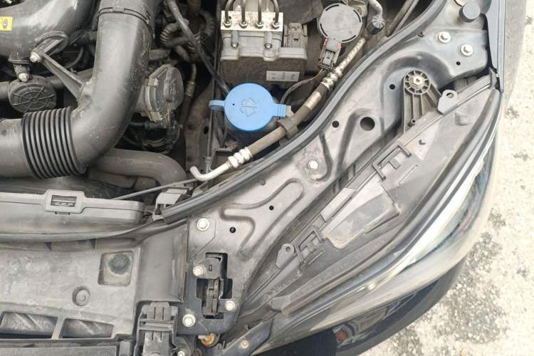 Used Mercedes-Benz E-Class 2015 Facelift E 200 L Engine Bay Left