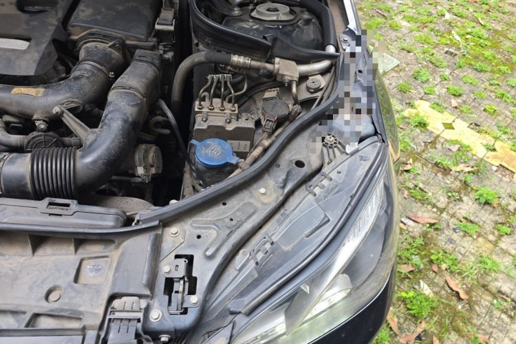 Used Mercedes-Benz E-Class 2015 E 200 L Engine Bay Left