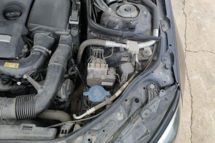Used Mercedes-Benz E-Class 2015 E 260 L Sport Luxury Model Engine Bay Left