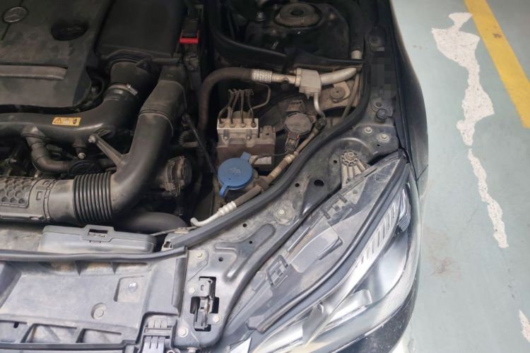 Used Mercedes-Benz E-Class 2015 E 200 L Engine Bay Left