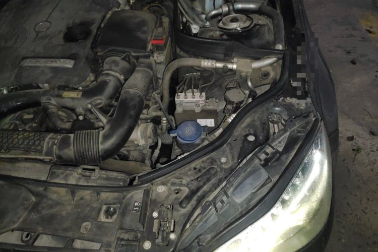 Used Mercedes-Benz E-Class 2015 E 260 L Sport Luxury Model Engine Bay Left