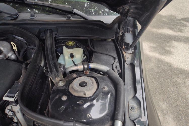 Used Mercedes-Benz E-Class 2015 Facelift E 260 L Luxury Edition Engine Bay Left