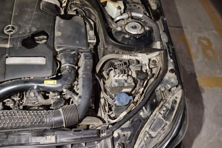 Used Mercedes-Benz E-Class 2015 Facelift E 200 L Engine Bay Left