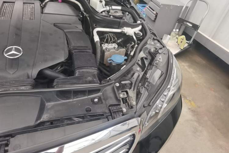 Used Mercedes-Benz E-Class 2015 E 320 L Luxury 4MATIC Engine Bay Left