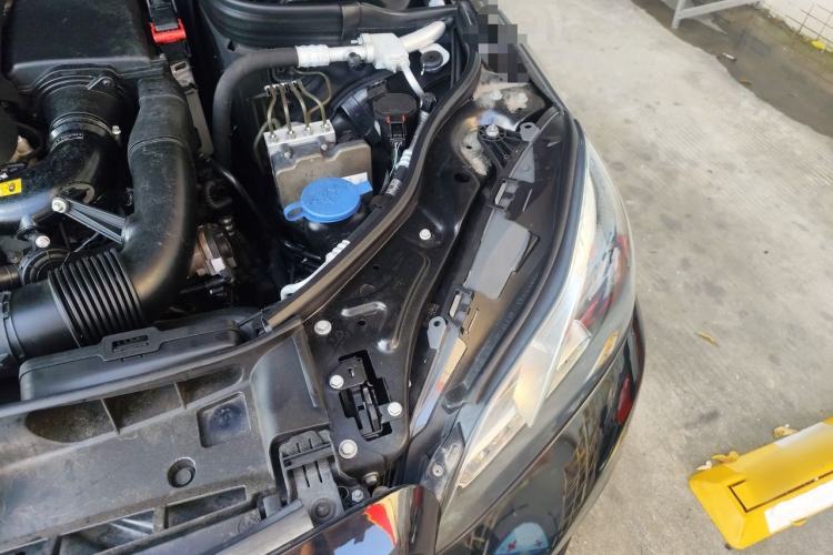 Used Mercedes-Benz E-Class 2015 E 200 L Sport Edition Engine Bay Left