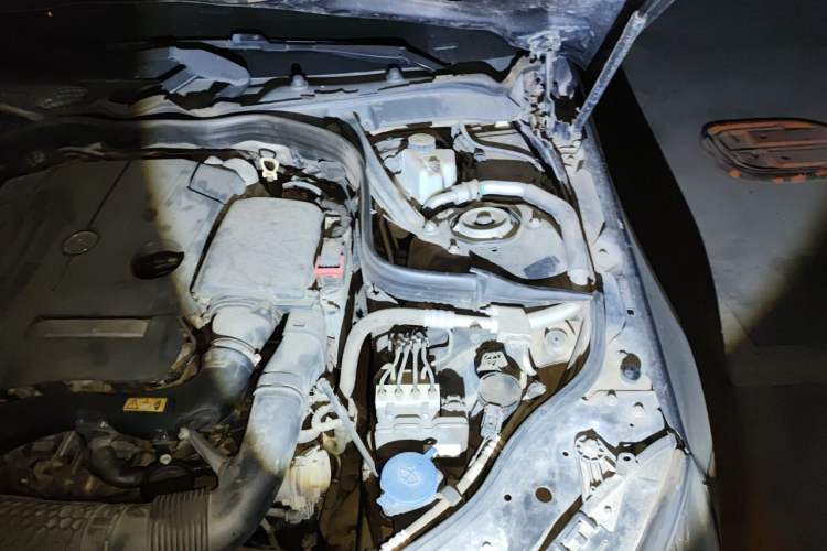 Used Mercedes-Benz E-Class 2015 E 260 L Sport Edition Engine Bay Left