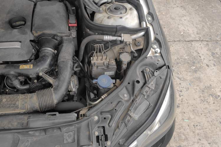 Used Mercedes-Benz E-Class 2015 E 200 L Engine Bay Left