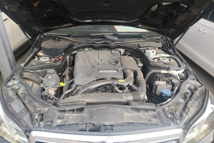 Used Mercedes-Benz E-Class 2015 Facelift E 200 L Engine Bay