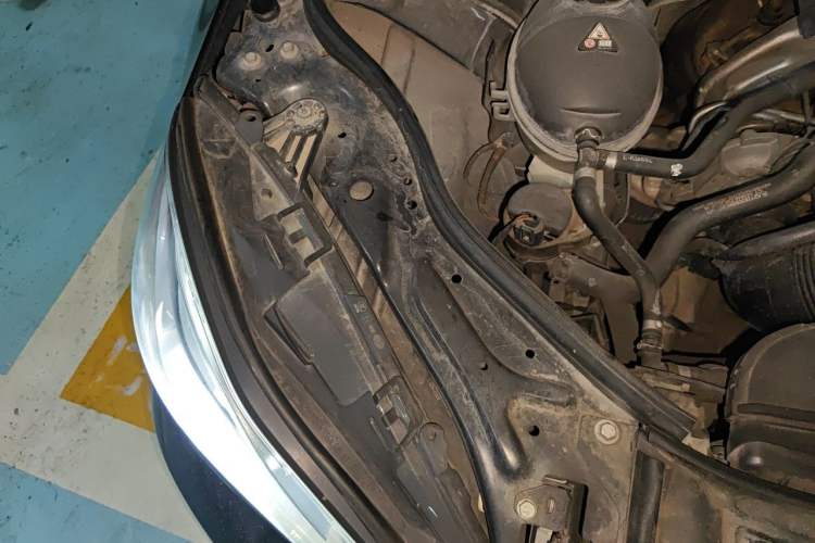 Used Mercedes-Benz E-Class 2015 E 200 L Engine Bay Right