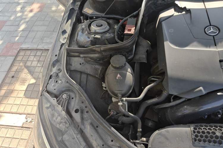 Used Mercedes-Benz E-Class 2015 Facelift E 200 L Engine Bay Right
