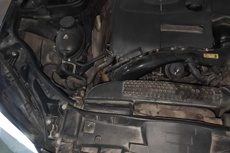 Used Mercedes-Benz E-Class 2015 E 200 L Engine Bay Right