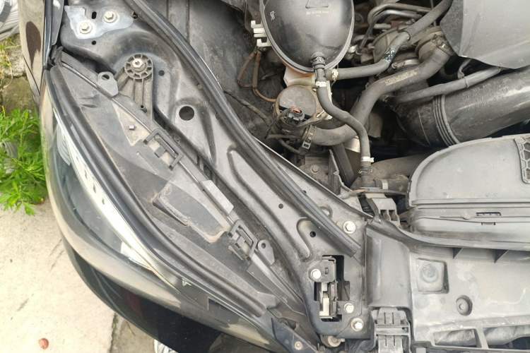 Used Mercedes-Benz E-Class 2015 Facelift E 200 L Engine Bay Right