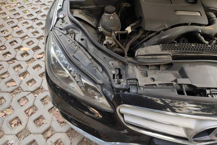 Used Mercedes-Benz E-Class 2015 Facelift E 260 L Luxury Edition Engine Bay Right