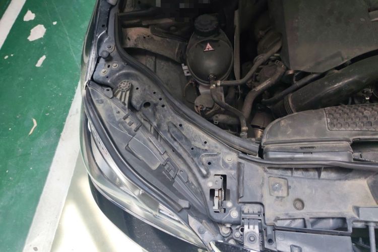 Used Mercedes-Benz E-Class 2015 E 200 L Engine Bay Right