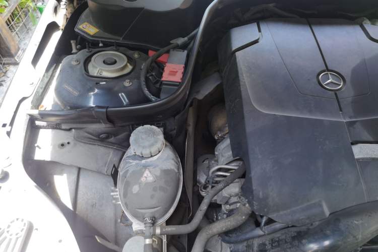 Used Mercedes-Benz E-Class 2015 Facelift E 200 L Engine Bay Right