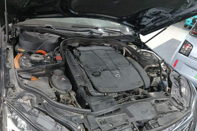 Used Mercedes-Benz E-Class 2015 E 400 L Hybrid Engine Bay