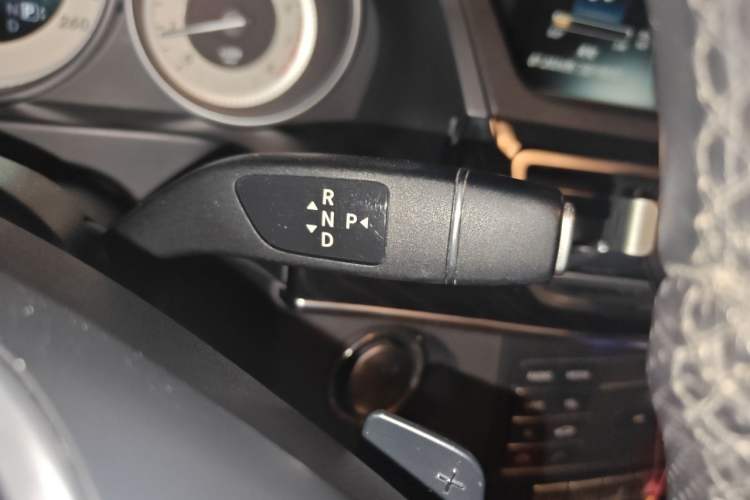 Used Mercedes-Benz E-Class 2015 Facelift E 200 L Sport Edition Gear Lever