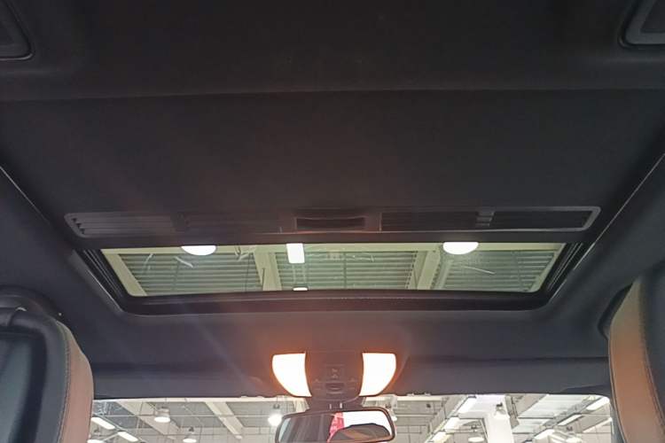 Used Mercedes-Benz E-Class 2015 Facelift E 200 L Headliner