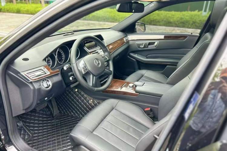 Used Mercedes-Benz E-Class 2015 E 200 L Interior 1