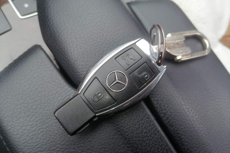 Used Mercedes-Benz E-Class 2015 Facelift E 200 L Interior 1