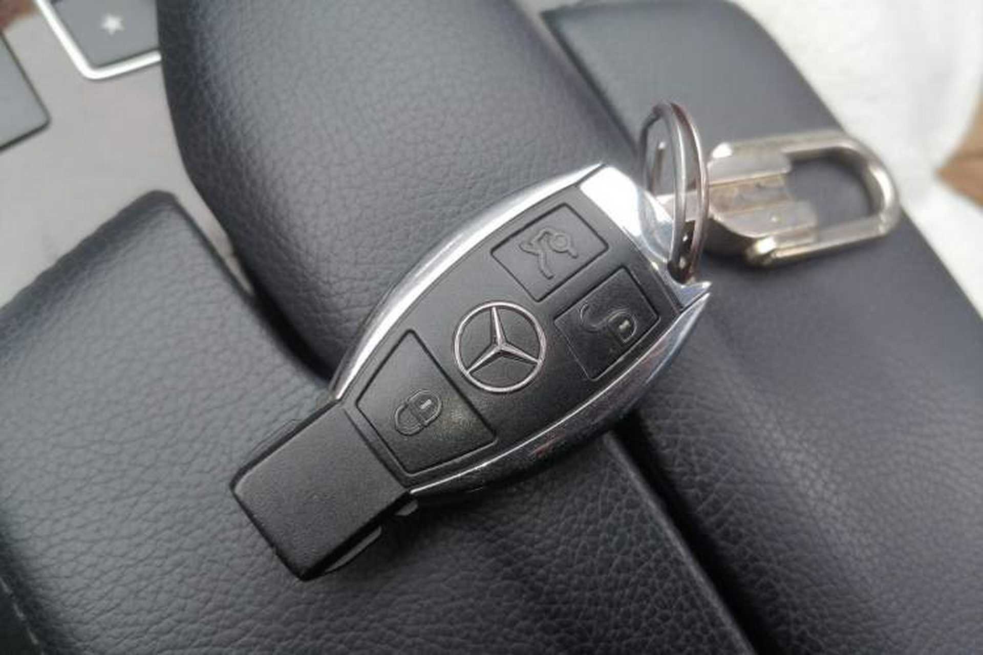 Used Mercedes-Benz E-Class 2015 Facelift E 200 L Interior 1