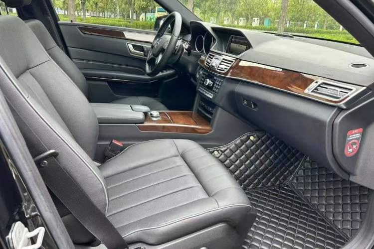 Used Mercedes-Benz E-Class 2015 E 200 L Interior 2