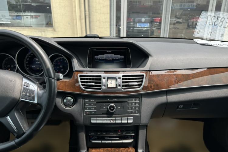 Used Mercedes-Benz E-Class 2015 Facelift E 200 L Interior 3