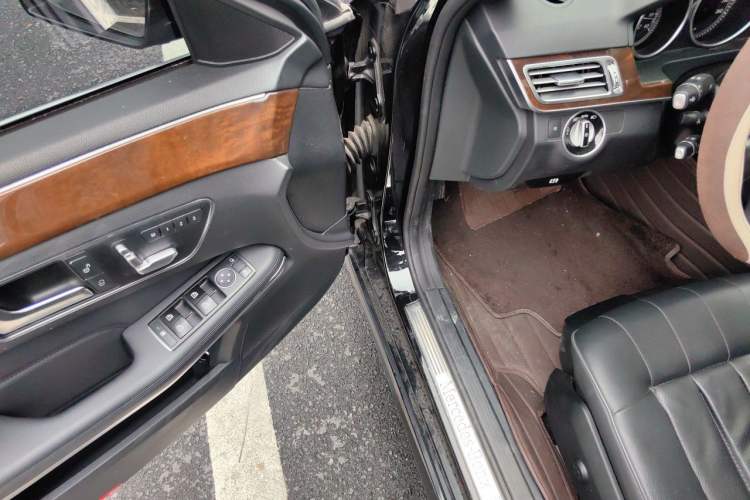 Used Mercedes-Benz E-Class 2015 Facelift E 200 L Interior 3