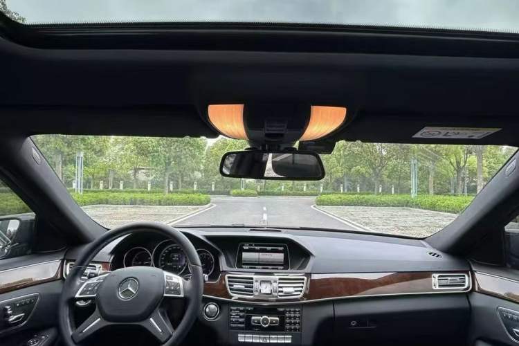 Used Mercedes-Benz E-Class 2015 E 200 L Interior 4