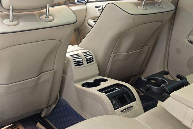 Used Mercedes-Benz E-Class 2015 Revised E 260 L Interior 4
