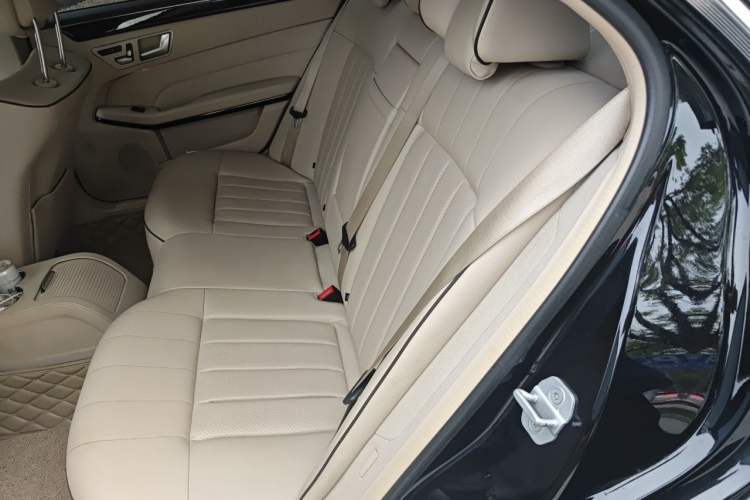Used Mercedes-Benz E-Class 2015 E 260 L Sport & Fashion Model Interior 4