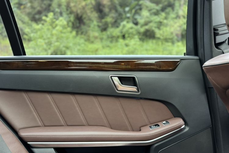 Used Mercedes-Benz E-Class 2015 E 260 L Luxury Model Interior 5