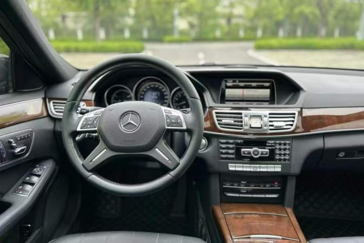 Used Mercedes-Benz E-Class 2015 E 200 L Interior 5