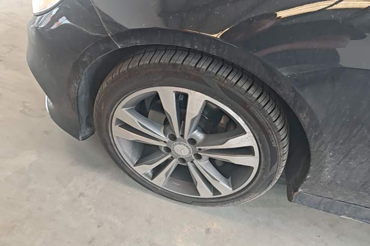 Used Mercedes-Benz E-Class 2015 Revised E 260 L Sporty and Stylish Edition Left Front Wheel Hub