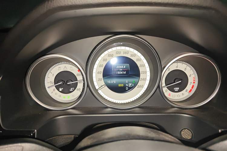 Used Mercedes-Benz E-Class 2015 E 260 L Sport Edition Odometer Close Up