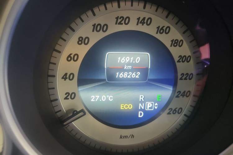 Used Mercedes-Benz E-Class 2015 Revised E 260 L Odometer Close Up